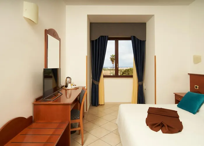 Syracuse Hotels With Pool